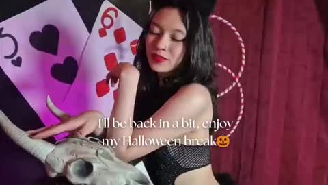 Snapshot of sarasaenz__ chatting on October 27, 2025, 11:47 am   online show from October 27, 2025, 11:47 am
