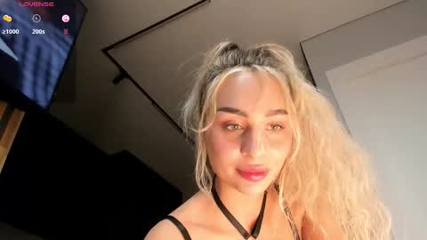 Sara online show from November 24, 2025, 9:25 pm