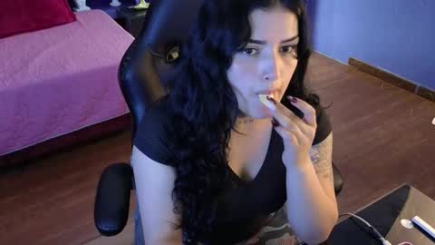 Sari  online show from December 3, 2025, 9:35 pm