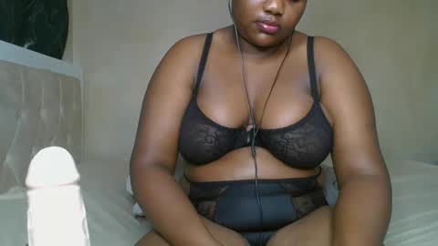 sassie_bee online show from December 17, 2024, 2:23 am