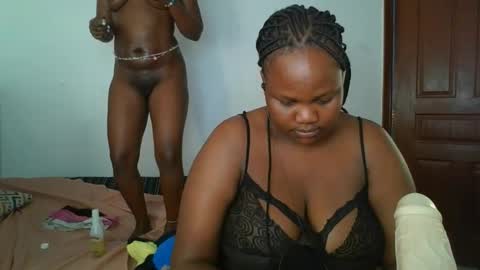 sassie_bee online show from October 30, 2025, 1:12 pm