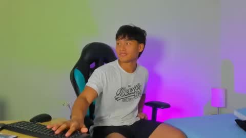 Snapshot of sasuke_uchiha12 chatting on February 12, 2025, 11:41 pm Evans Williams online show from February 12, 2025, 11:41 pm