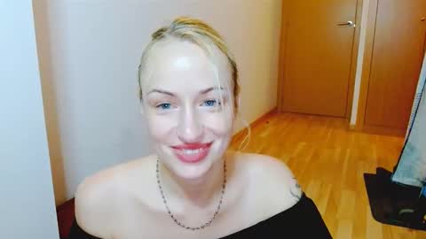 Snapshot of satinqueen90 chatting on October 19, 2025, 6:03 am Satinqueen90 online show from October 19, 2025, 6:03 am