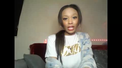 Snapshot of saucy_shanice chatting on January 5, 2025, 7:07 pm Shaniiice online show from January 5, 2025, 7:07 pm