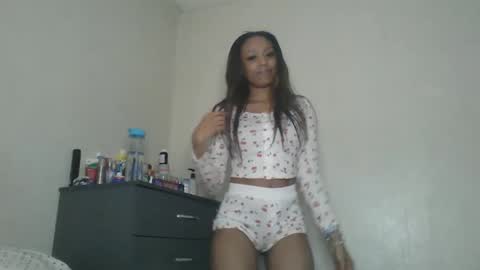 Snapshot of saucy_shanice chatting on February 10, 2025, 3:35 am Shaniiice online show from February 10, 2025, 3:35 am