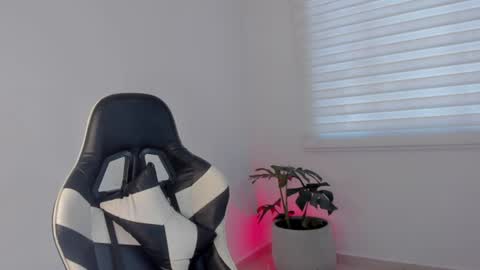 Savannahwildee online show from July 7, 2026, 12:20 pm