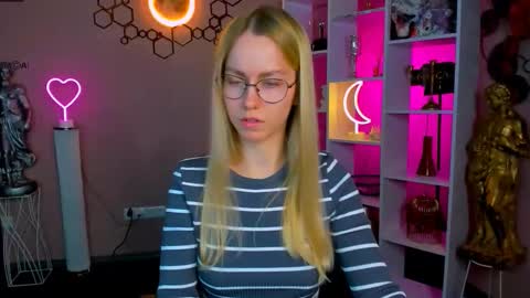 sayana_world online show from September 18, 2025, 7:38 pm