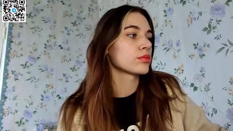 Snapshot of scarlet1flowers chatting on October 7, 2025, 8:33 am Kira online show from October 7, 2025, 8:33 am