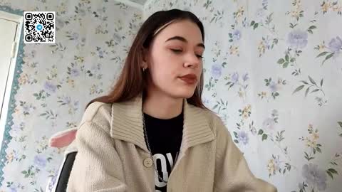 Snapshot of scarlet1flowers chatting on October 8, 2025, 8:34 am Kira online show from October 8, 2025, 8:34 am