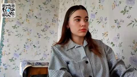 Snapshot of scarlet1flowers chatting on October 24, 2025, 8:33 am Kira online show from October 24, 2025, 8:33 am