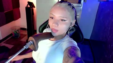 scarlet_gold online show from November 19, 2025, 4:12 am