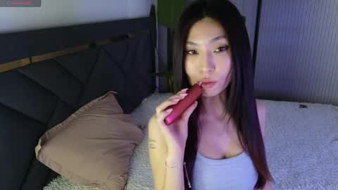 scarlet_ice online show from May 19, 2026, 4:52 am