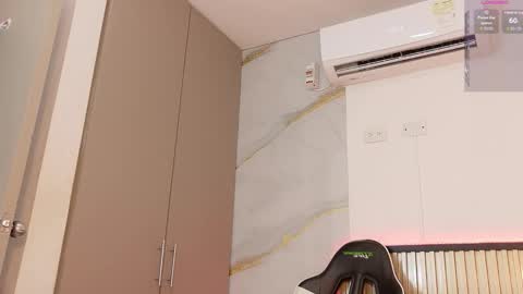 scarlet_vixen_ online show from February 18, 2026, 12:01 pm