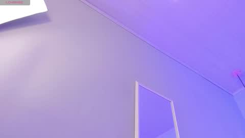 Scarlet  online show from December 17, 2025, 4:51 am