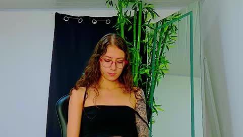 Snapshot of scarletjonesx chatting on November 27, 2025, 9:28 pm Denis online show from November 27, 2025, 9:28 pm