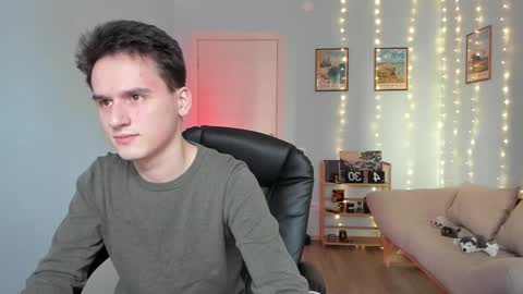 Snapshot of scooby_r chatting on December 17, 2024, 8:23 am Thomas brunette and Alex blond online show from December 17, 2024, 8:23 am