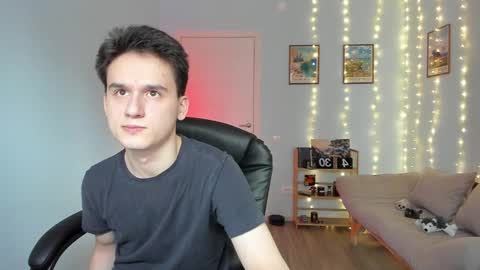 Snapshot of scooby_r chatting on December 17, 2024, 11:28 am Thomas brunette and Alex blond online show from December 17, 2024, 11:28 am