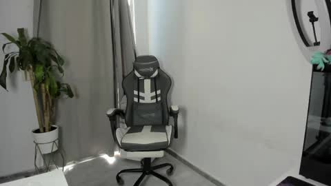 Snapshot of sebas_rosse chatting on April 10, 2026, 3:50 pm sebastian online show from April 10, 2026, 3:50 pm