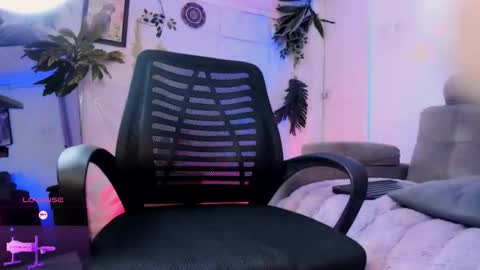     .  INDEPENDENT MODEL online show from February 1, 2026, 1:42 pm