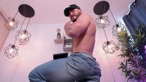 Instagram jeanpaulfit  online show from December 12, 2024, 4:32 pm