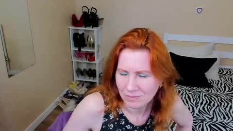 seductive_foxy_ online show from May 3, 2026, 2:50 am