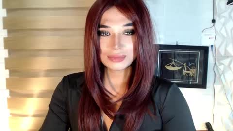 Snapshot of seductivedeluxe69 chatting on February 27, 2025, 5:24 am Deluxe online show from February 27, 2025, 5:24 am