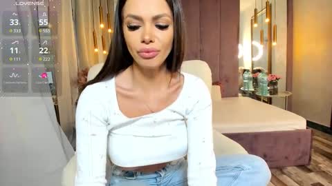 Selena online show from December 14, 2025, 7:36 am