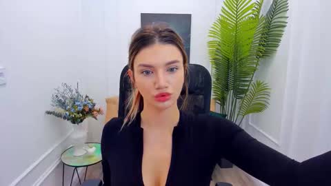 selenaemoore online show from September 11, 2025, 3:39 am