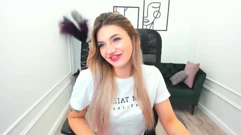 Snapshot of selenaemoore chatting on September 28, 2025, 7:41 pm selenaemoore online show from September 28, 2025, 7:41 pm