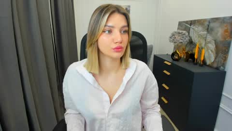 selenaemoore online show from March 29, 2026, 3:39 am