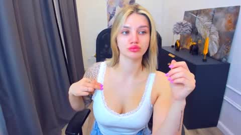 selenaemoore online show from May 6, 2026, 3:35 am