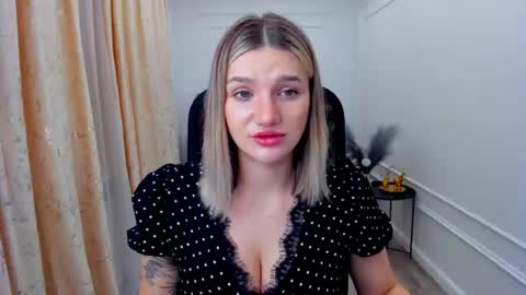 selenaemoore online show from June 18, 2026, 3:51 am