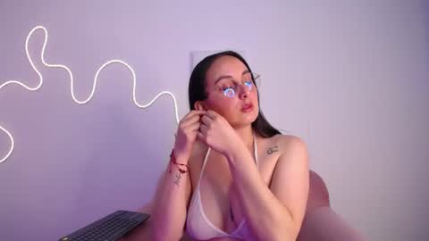 selene_swee online show from June 14, 2026, 7:49 pm