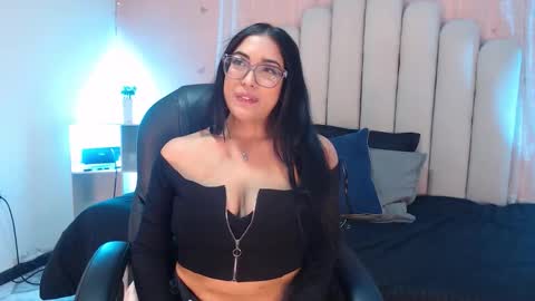 Snapshot of selene_voss chatting on December 18, 2025, 7:31 pm Selene online show from December 18, 2025, 7:31 pm