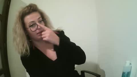 Selenna online show from September 27, 2025, 5:18 pm