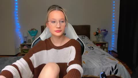 Snapshot of selfharm777 chatting on October 26, 2025, 8:26 pm Simon and Alice online show from October 26, 2025, 8:26 pm