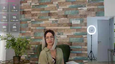 SelinaLips online show from September 24, 2025, 8:28 am