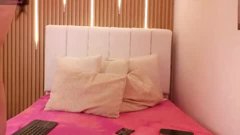 Sensual Kim77 online show from May 7, 2026, 1:05 pm