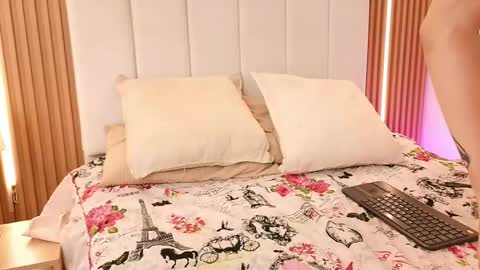 Sensual Kim77 online show from May 16, 2026, 12:48 pm