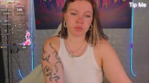Snapshot of seraphinaa_darkwater chatting on July 5, 2026, 4:19 am Lisa and Mona online show from July 5, 2026, 4:19 am