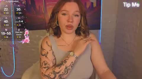 Snapshot of seraphinaa_darkwater chatting on July 10, 2026, 1:21 am Lisa and Mona online show from July 10, 2026, 1:21 am