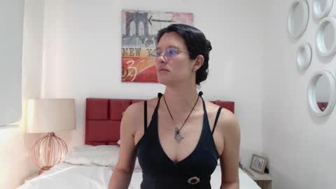 sereneclarks_ online show from December 16, 2024, 12:38 pm