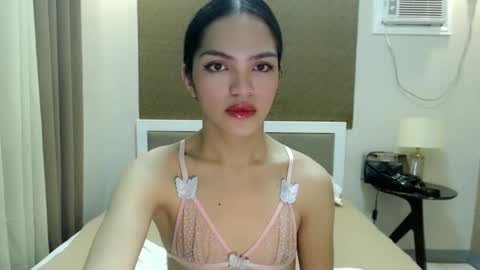 Snapshot of servicedoll18 chatting on October 2, 2025, 5:42 pm Bella online show from October 2, 2025, 5:42 pm