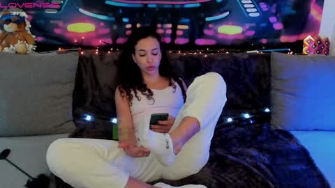 Leyila Johnnyn online show from December 27, 2024, 9:43 pm