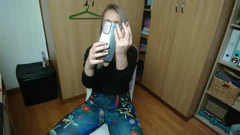 Snapshot of sexxxycrystali chatting on October 29, 2025, 8:16 am sexxxycrystali online show from October 29, 2025, 8:16 am