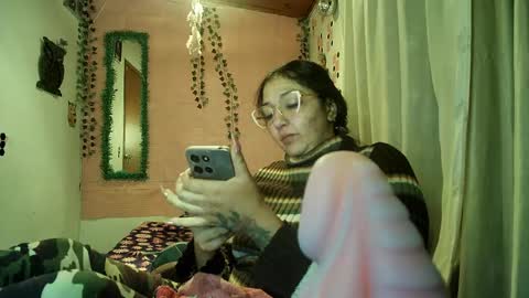 Snapshot of sexy_lolas chatting on April 21, 2026, 1:42 am sexy lolas online show from April 21, 2026, 1:42 am