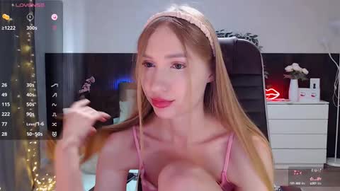 Snapshot of sexy_red_foxx chatting on March 6, 2025, 7:47 am Annie - Your Dream Girl online show from March 6, 2025, 7:47 am