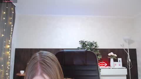 Snapshot of sexy_red_foxx chatting on March 7, 2025, 1:20 am Annie - Your Dream Girl online show from March 7, 2025, 1:20 am