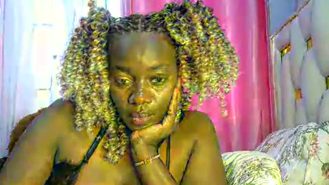 Snapshot of sexy_siera chatting on October 28, 2025, 11:36 am laura online show from October 28, 2025, 11:36 am