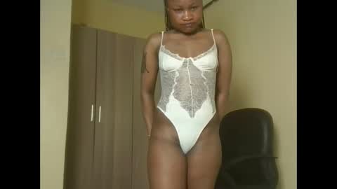 queenivy online show from November 3, 2025, 2:57 am